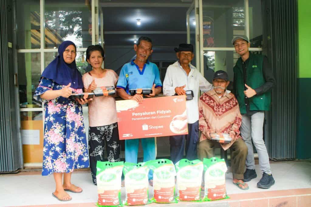 fidyah hapus resah7 dompet dhuafa Penyaluran bantuan fidyah di Warung Gratis Surabaya oleh Dompet Dhuafa dari pelanggan Shopee pada Kamis (21/11/2024).
