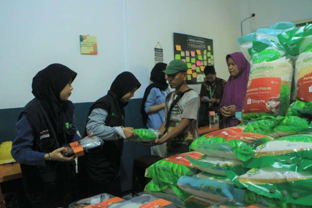 fidyah hapus resah8 dompet dhuafa Penyaluran bantuan fidyah di Warung Gratis Surabaya oleh Dompet Dhuafa dari pelanggan Shopee pada Kamis (21/11/2024).