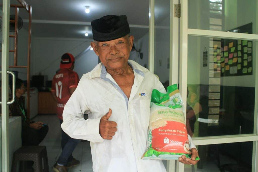 fidyah hapus resah9 dompet dhuafa Penyaluran bantuan fidyah di Warung Gratis Surabaya oleh Dompet Dhuafa dari pelanggan Shopee pada Kamis (21/11/2024).