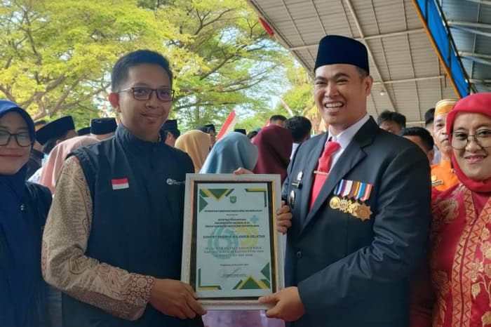 fotojet dompet dhuafa LKC Dompet Dhuafa Sulawesi Selatan mendapat penghargaan dari Pemerintah Kabupaten Pangkep, Senin (25/11/2024).