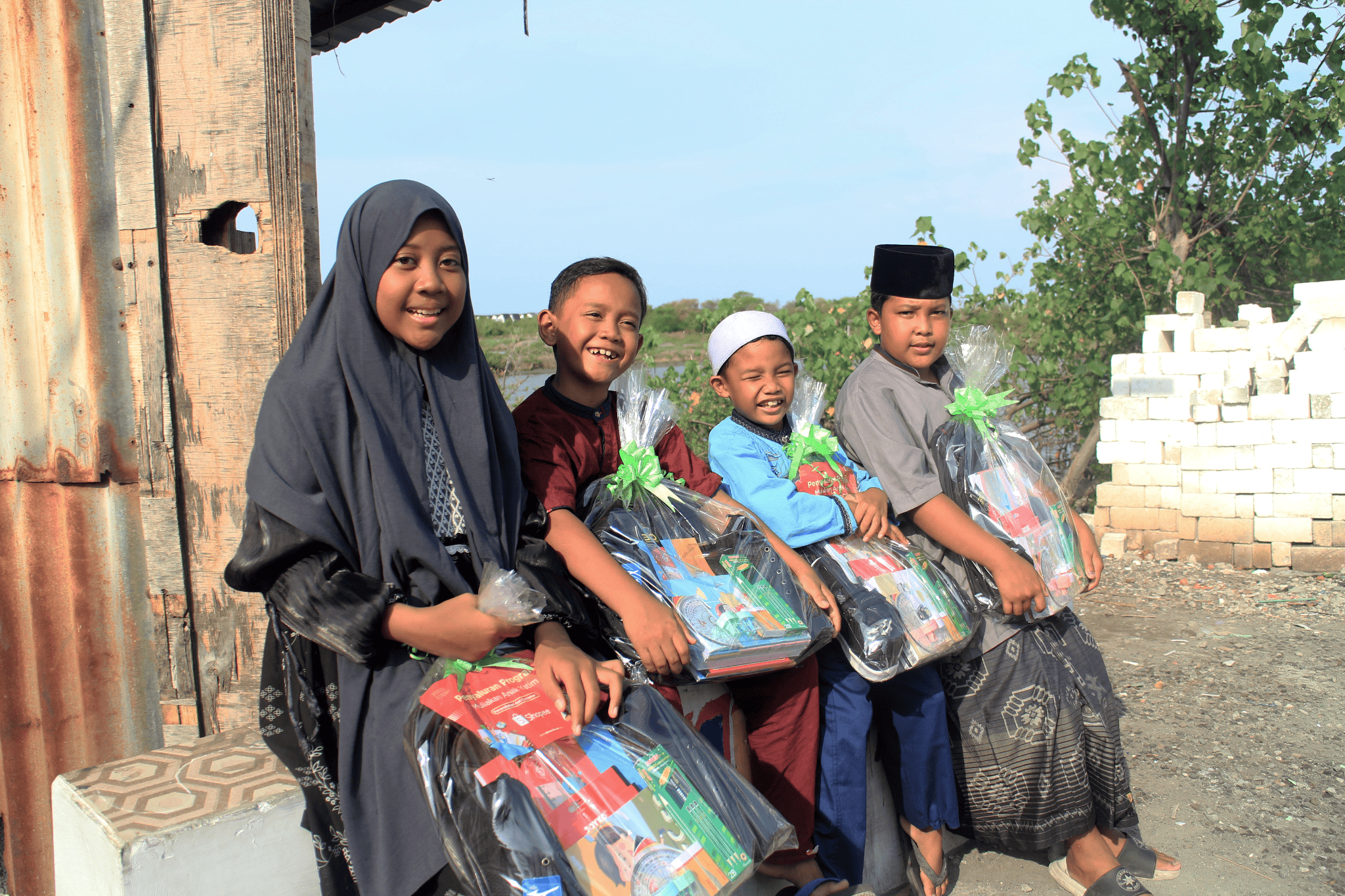 kampung nelayan1 dompet dhuafa Penyaluran program Santunan Anak Yatim kolaborasi Dompet Dhuafa dan Shopee di Kampung Nelayan, Kawasan Mangrove, Kec. Gunung Anyar, Surabaya pada Kamis (21/11/2024).