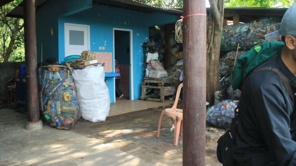kampung nelayan3 dompet dhuafa Kondisi rumah-rumah di Kampung Nelayan, sebagian dari warganya mengumpulkan rongsokan dan barang bekas.