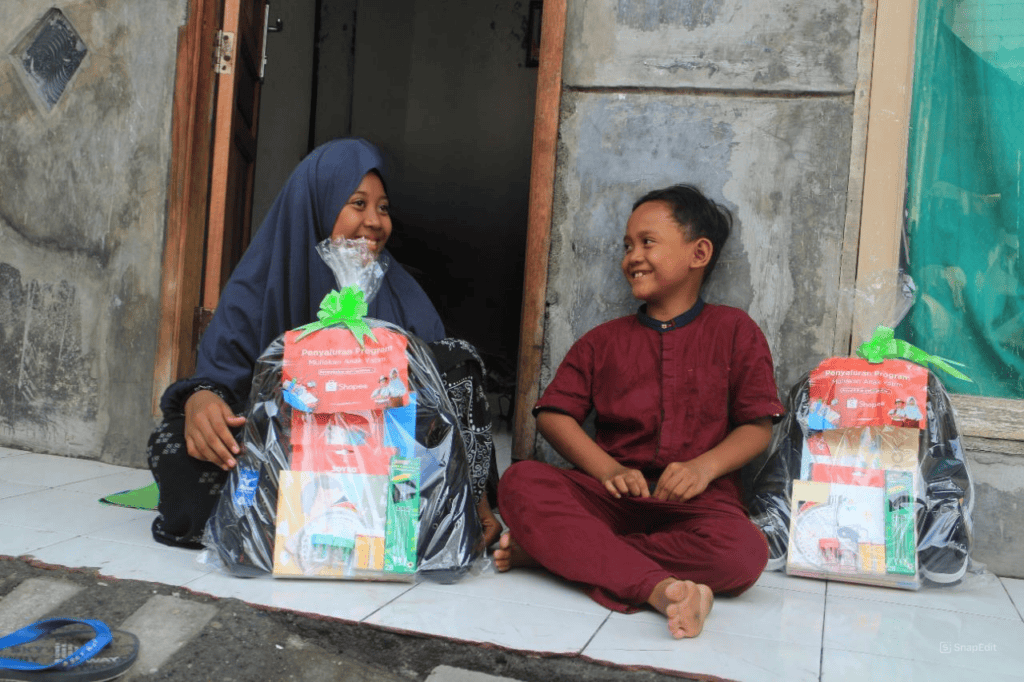 kampung nelayan5 dompet dhuafa Delisa (10) dan Juna (8), kakak beradik penerima school kit pada program Santunan Anak Yatim di Kampung Nelayan, Kawasan Mangrove, Kec. Gunung Anyar, Surabaya pada Kamis (21/11/2024).