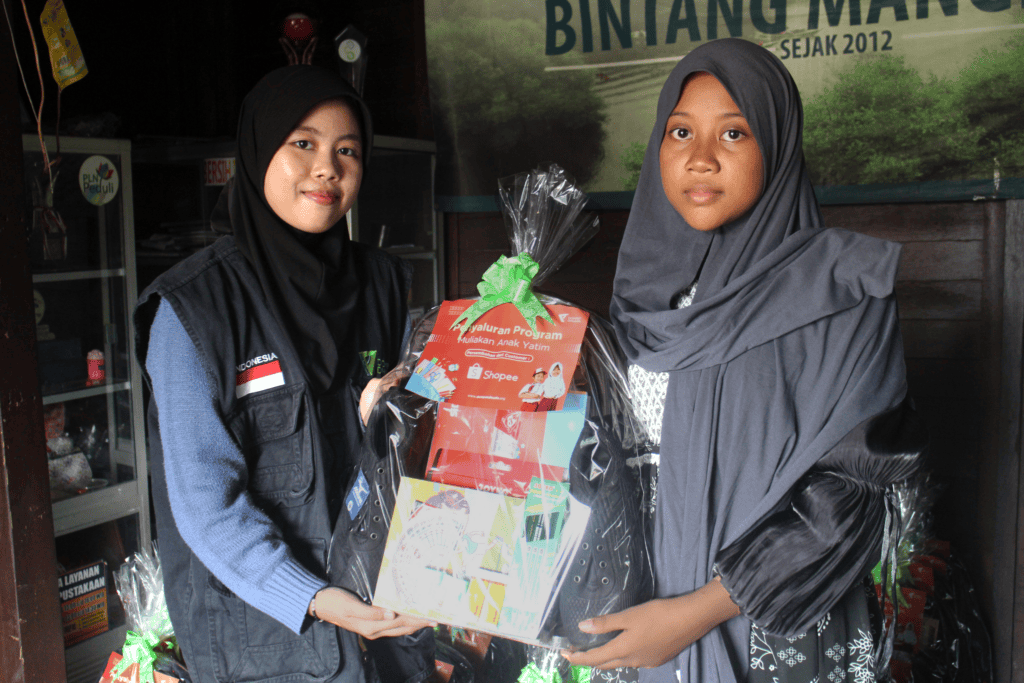 kampung nelayan6 dompet dhuafa Delisa (10) dan Juna (8), kakak beradik penerima school kit pada program Santunan Anak Yatim di Kampung Nelayan, Kawasan Mangrove, Kec. Gunung Anyar, Surabaya pada Kamis (21/11/2024).