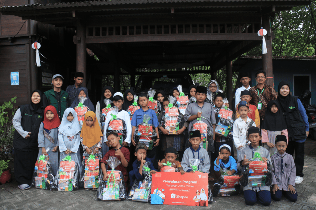 kampung nelayan8 dompet dhuafa Penyaluran program Santunan Anak Yatim kolaborasi Dompet Dhuafa dan Shopee di Kampung Nelayan, Kawasan Mangrove, Kec. Gunung Anyar, Surabaya pada Kamis (21/11/2024).