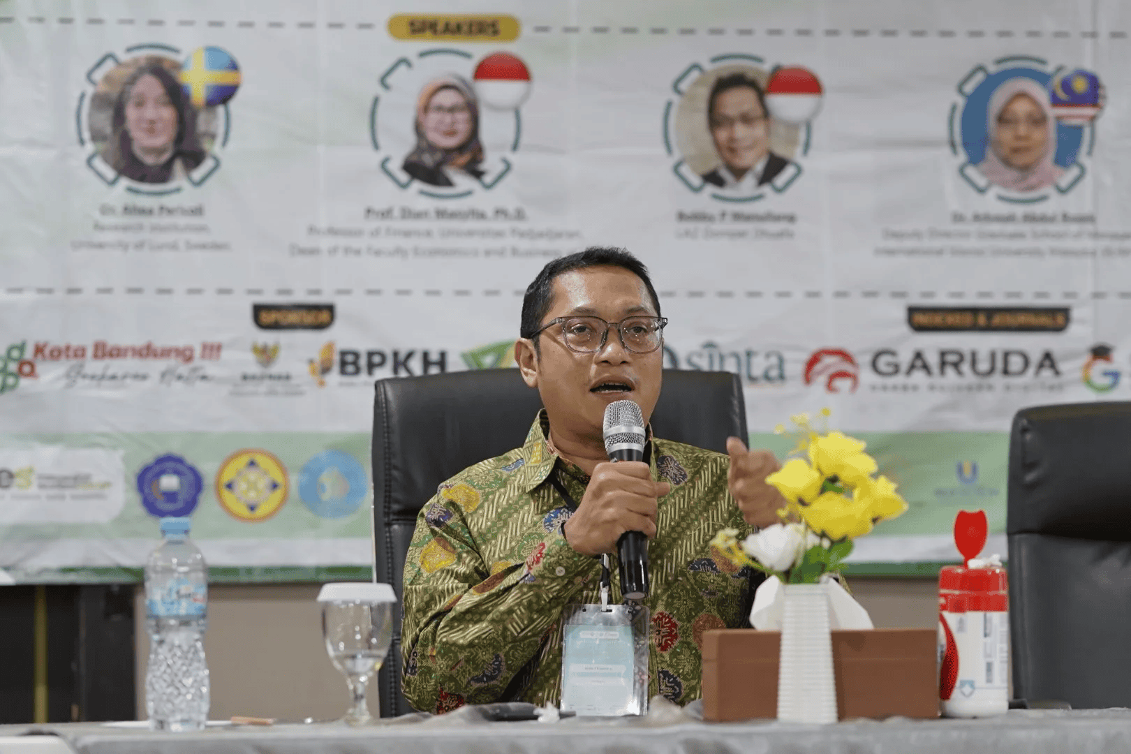 konferensi internasional ekonomi islam bandung1 dompet dhuafa Bobby P Manullang mewakili Dompet Dhuafa menghadiri koferensi ekonomi internasional yang digelar oleh UIN Sunan Gunung Djati Bandung.