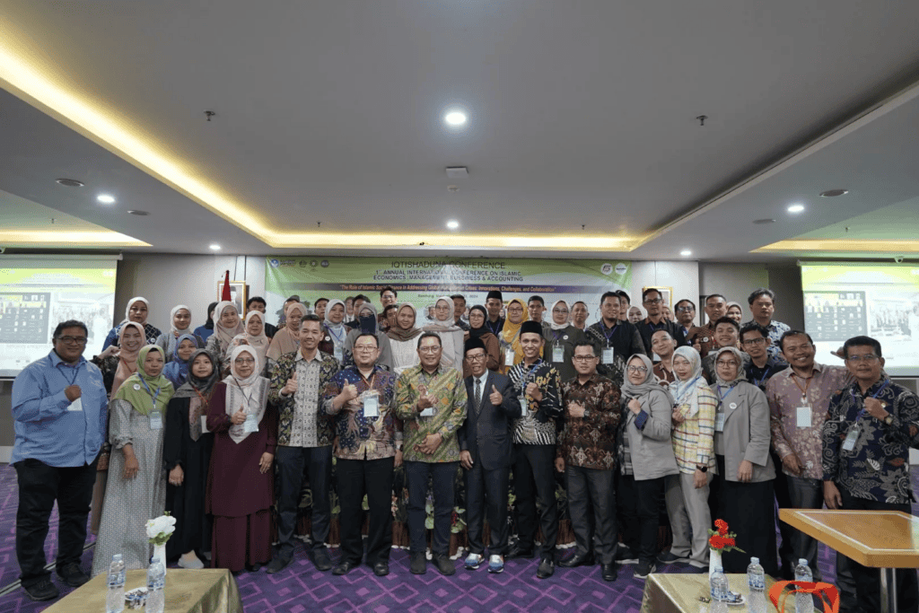 konferensi internasional ekonomi islam bandung3 dompet dhuafa Para narasumber dan peserta dalam Iqtishaduna International Conference, konferensi ekonomi internasional yang diselenggarakan oleh FEBI UIN Sunan Gunung Djati Bandung.