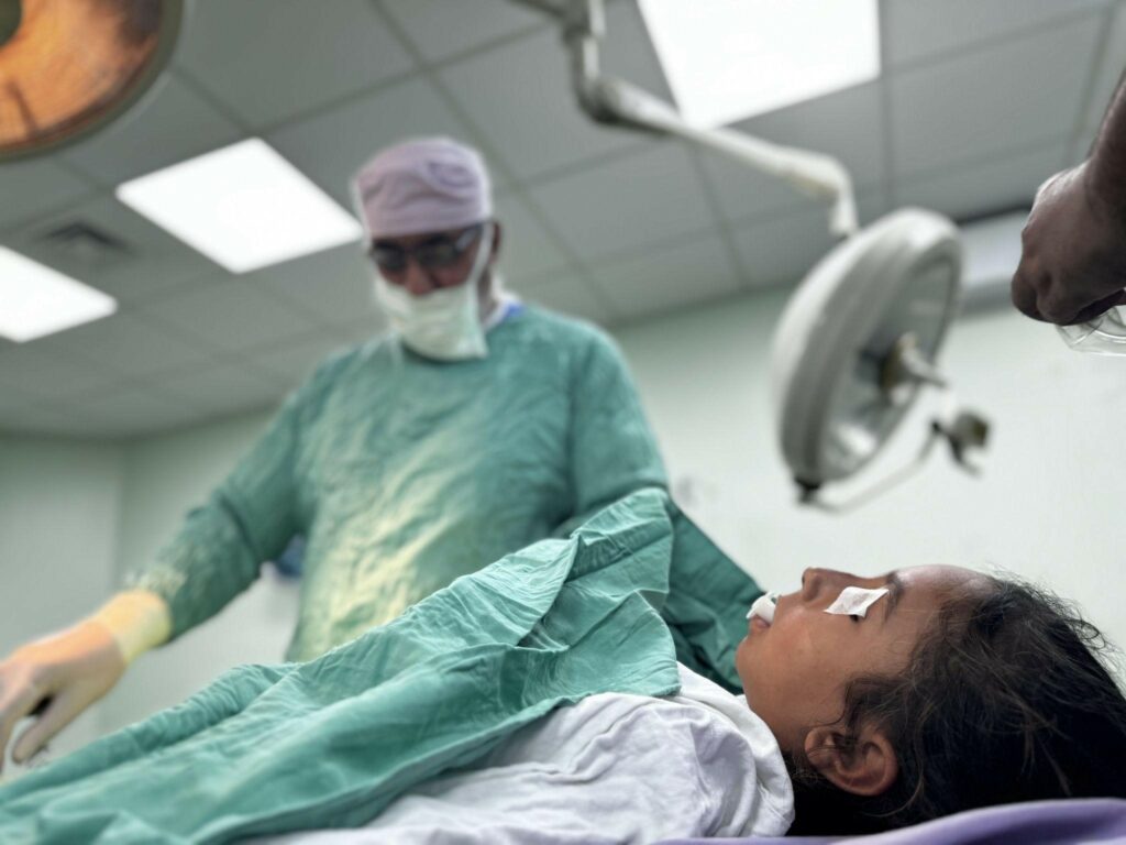 layanan bedah untuk gaza3 dompet dhuafa Tenaga medis di Kompleks Kesehatan Al Razi sedang melakukan tindakan operasi bedah terhadap warga Negara Palestina yang terluka, Senin (11/11/2024).