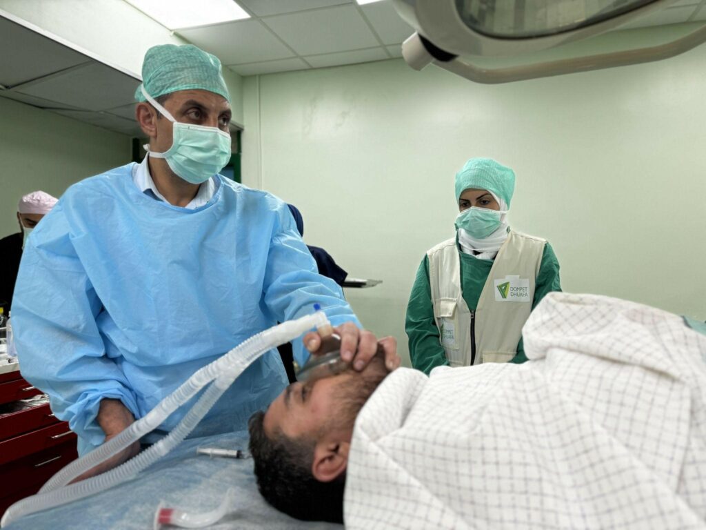 layanan bedah untuk gaza4 dompet dhuafa Tenaga medis di Kompleks Kesehatan Al Razi sedang melakukan tindakan operasi bedah terhadap warga Negara Palestina yang terluka, Sabtu (09/11/2024).