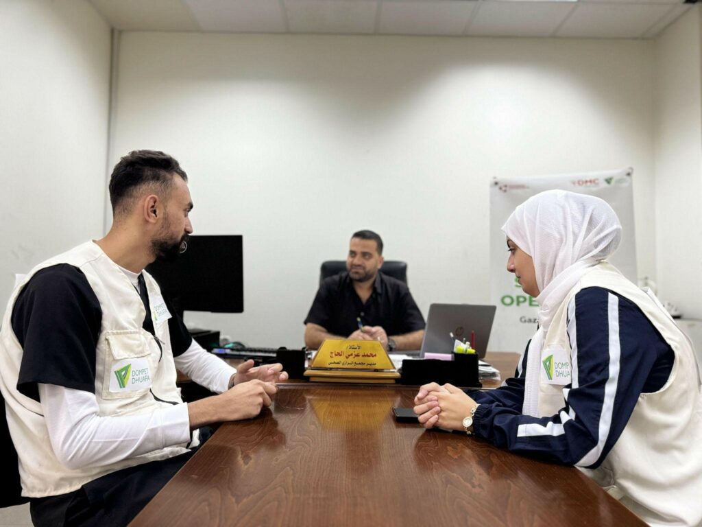 layanan bedah untuk gaza5 dompet dhuafa Mitra Dompet Dhuafa di Gaza bersama dengan Direktur Kompleks Kesehatan Al-Razi, Muhammad Azmi Al-Hajj (tengah), Senin (11/11/2024).