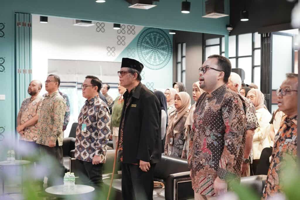 Para tamu undangan saat menyanyikan lagu Indonesia Raya dan Mars Dompet Dhuafa pada gelaran Peresmian Aku Temanmu dan Talkshow Mental Health, Rabu (18/12/2024) di Sasana Budaya Rumah Kita, Jakarta Selatan.