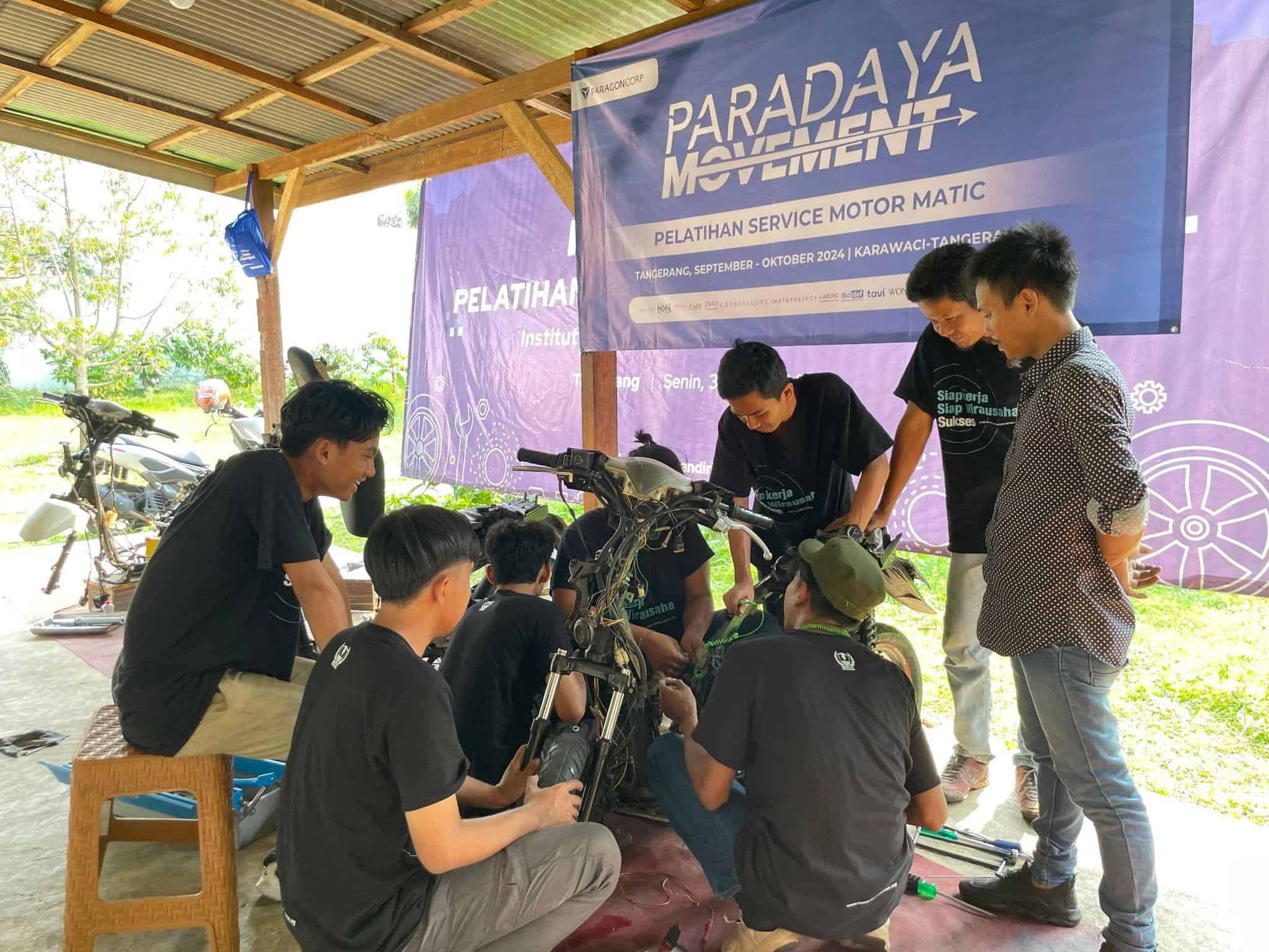 pelatihan service motor1 dompet dhuafa Para peserta melakukan praktik kerja langsung service motor matic dalam rangkaian pelatihan pada Senin (04/11/2024).