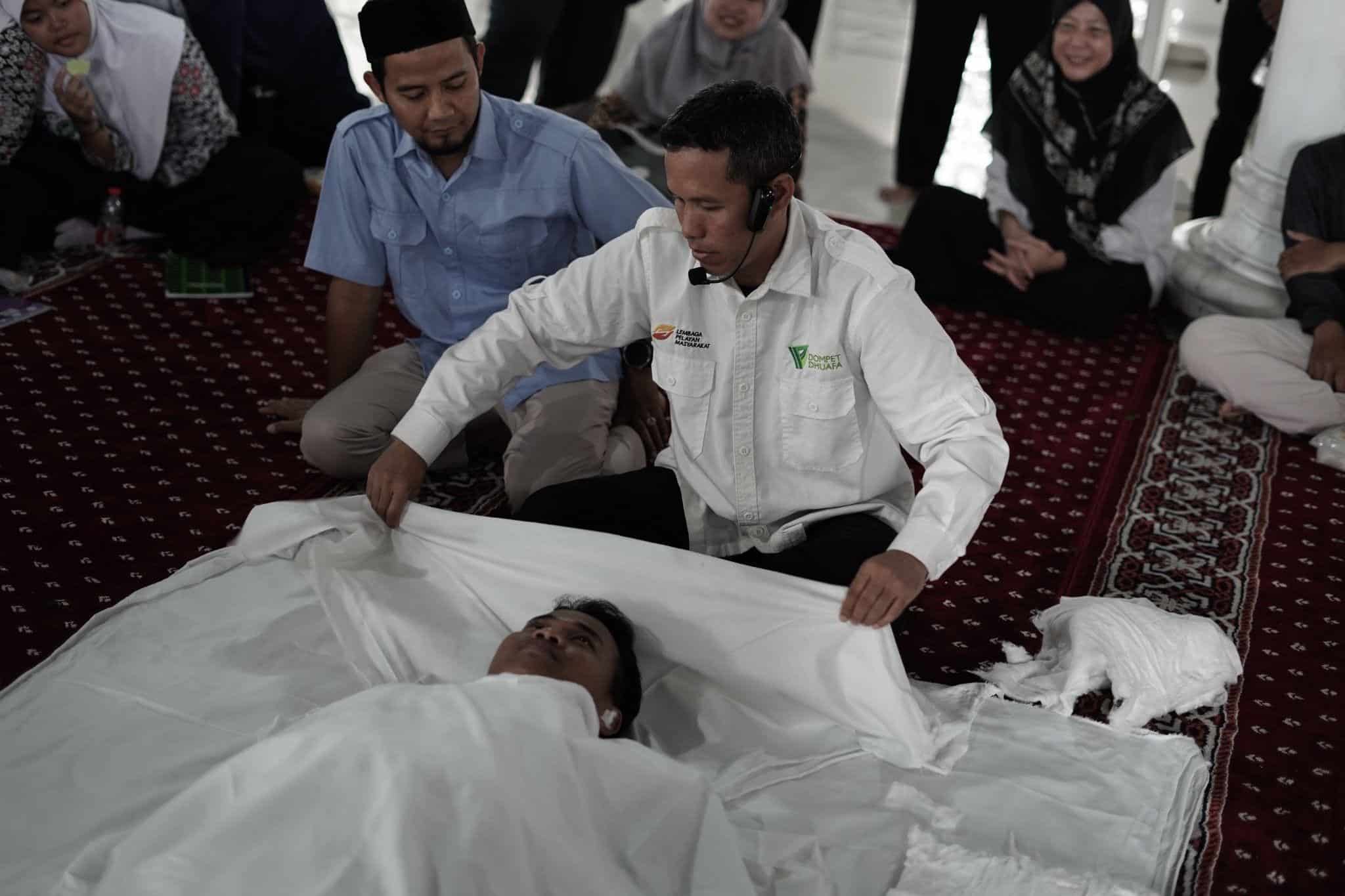 pelatihan pemulasaraan jenazah1 dompet dhuafa Ust. Madroi, Manager Program BARZAH menjelaskan dan mempraktikkan cara memandikan jenazah bagi calon relawan kampus Unida.