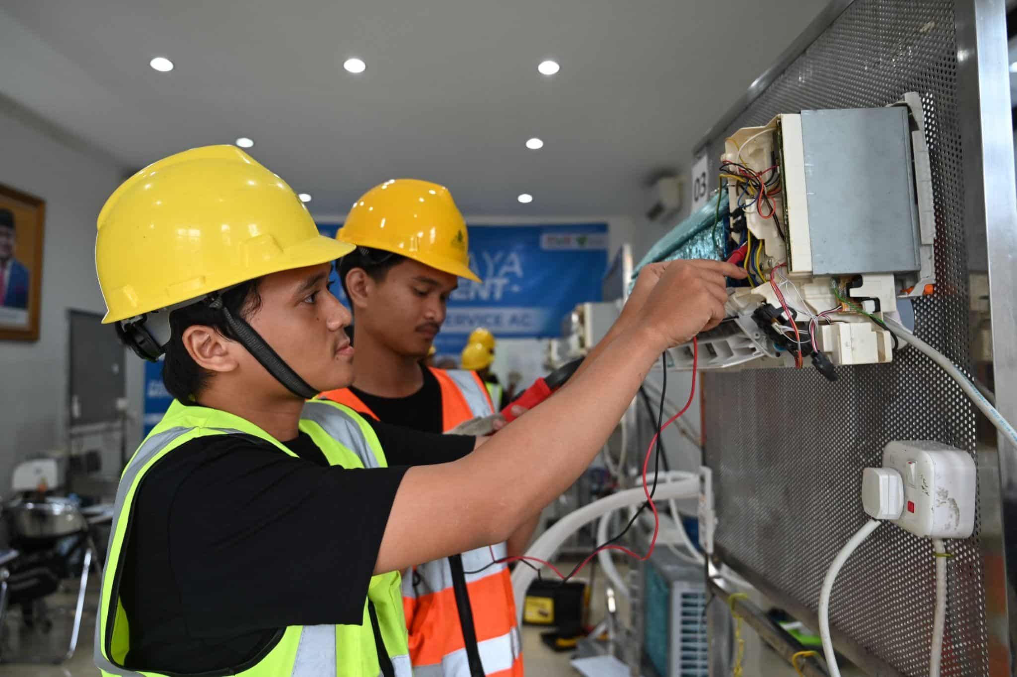 pelatihan service ac1 dompet dhuafa Peserta pelatihan Service AC praktek langsung perbaikan AC dalam pelatihan Service AC pada Selasa (03/12/2024).