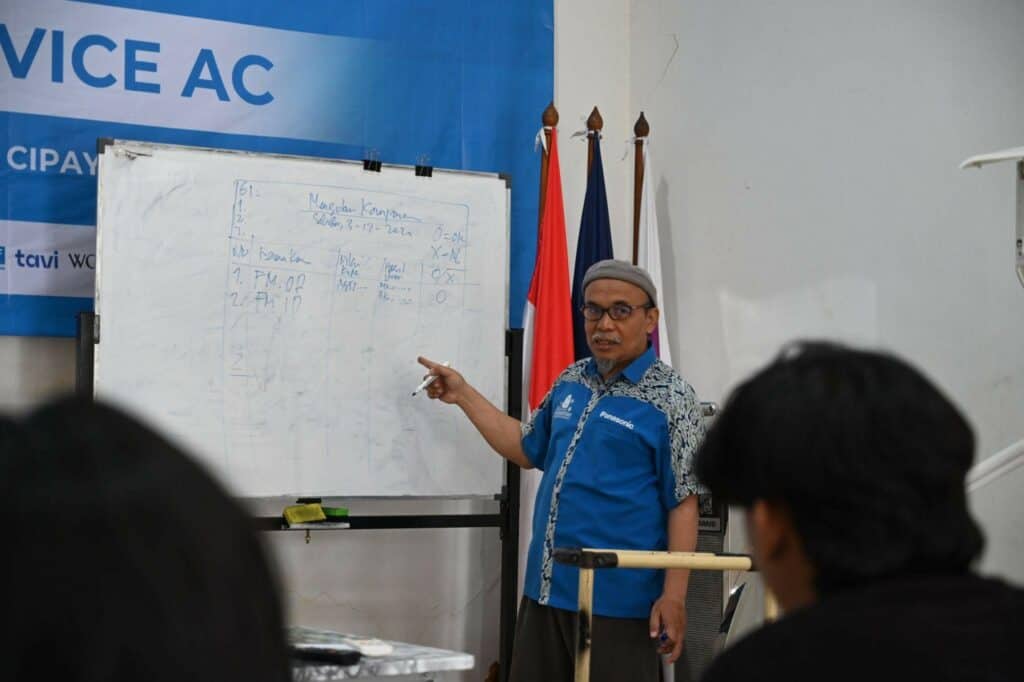 pelatihan service ac3 dompet dhuafa Instruktur Pelatihan Service AC Institut Kemandirian, dalam pemaparan materi perbaikan AC di BLK FSPPG Panasonic, Jakarta Timur, Selasa (03/12/2024).