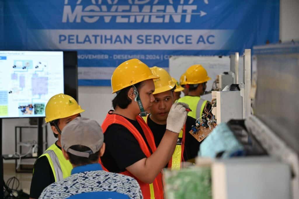 pelatihan service ac4 dompet dhuafa Peserta pelatihan Service AC praktek langsung perbaikan AC dalam pelatihan Service AC pada Selasa (03/12/2024).