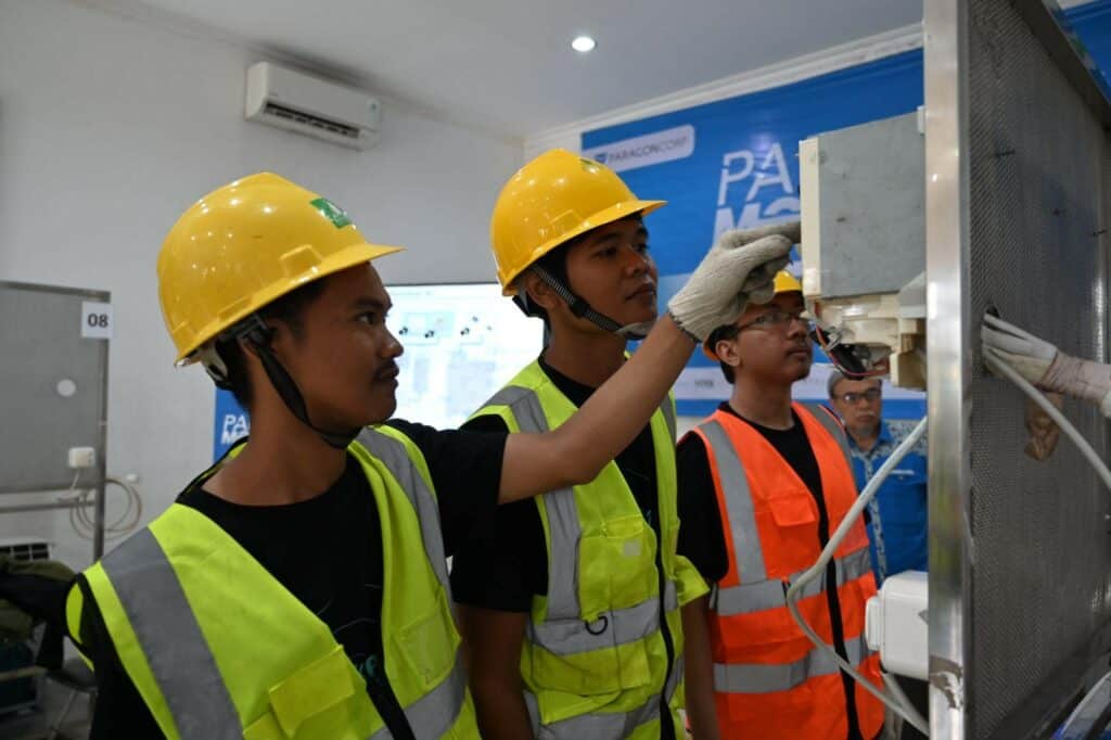 pelatihan service ac5 dompet dhuafa Peserta pelatihan Service AC praktek langsung perbaikan AC dalam pelatihan Service AC pada Selasa (03/12/2024).