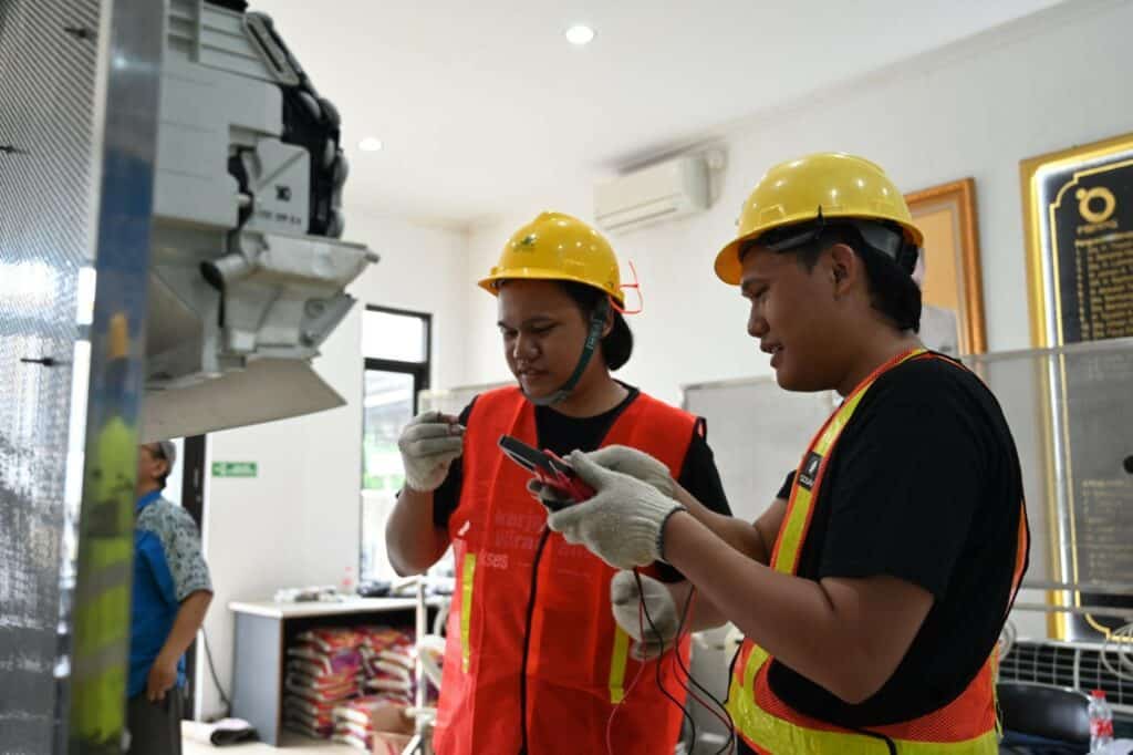 pelatihan service ac6 dompet dhuafa Peserta pelatihan Service AC praktek langsung perbaikan AC dalam pelatihan Service AC pada Selasa (03/12/2024).