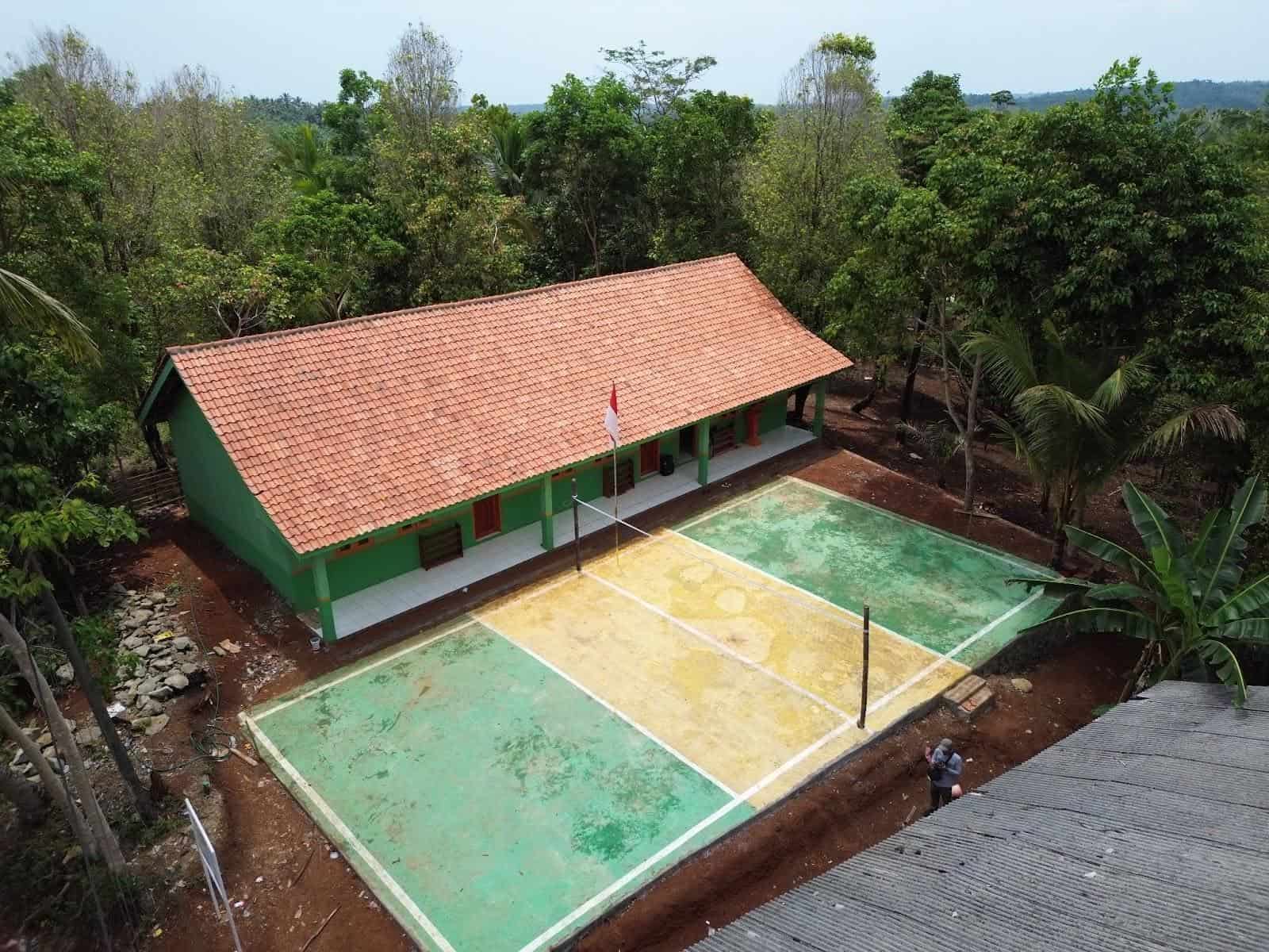 renovasi sekolah mi auladul fajri1 dompet dhuafa Kondisi fisik dan suasana belajar di ruang sekolah MI Auladul Fajri Kampung Matang Kiara, Pandeglang, sebelum renovasi.