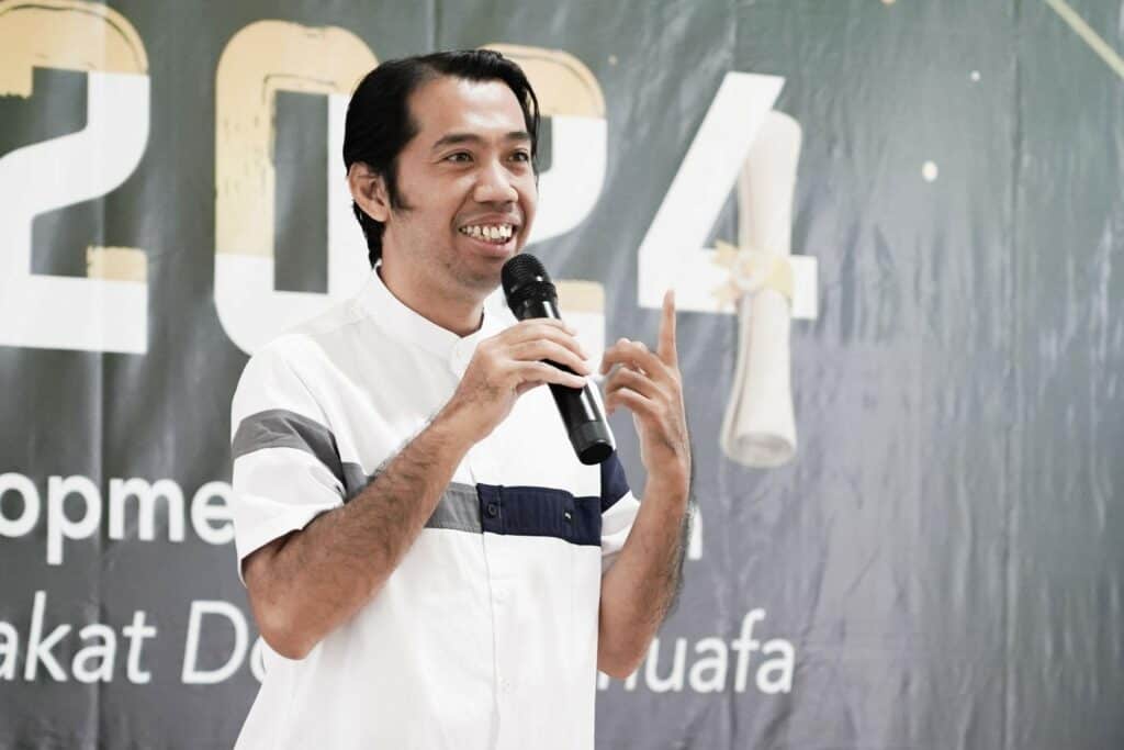 wisuda cadp3 dompet dhuafa Sekretaris Umum Forum Zakat (FoZ), Udhi Tri Kurniawan memberikan sambutan pada acara wisuda Certified Amil Development Program (CADP) 2024 di Aula Zona Madina, Bogor, Jawa Barat, Rabu (18/12/2024).