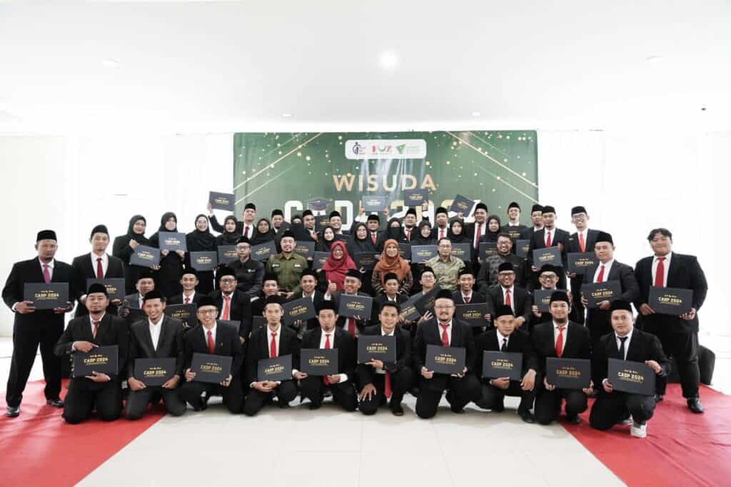 wisuda cadp6 dompet dhuafa Foto bersama para peserta wisuda dan para asesor Certified Amil Development Program (CADP) 2024 di Aula Zona Madina, Bogor, Jawa Barat, Rabu (18/12/2024).