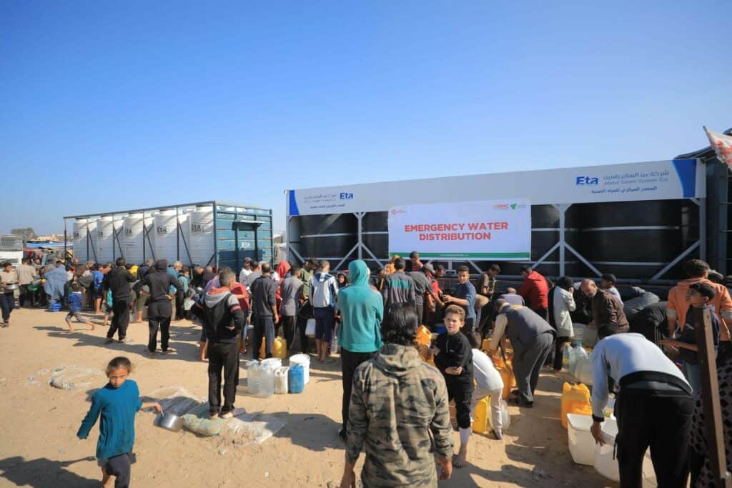 bantuan air bersih untuk gaza2 dompet dhuafa Anak-anak hingga dewasa beramai-ramai mengantre untuk mengambil air bersih yang disediakan oleh Dompet Dhuafa di Gaza, Palestina.