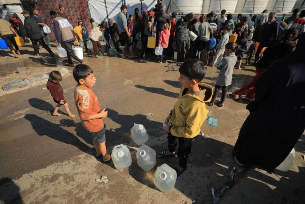 bantuan air bersih untuk gaza4 dompet dhuafa Anak-anak hingga dewasa beramai-ramai mengantre untuk mengambil air bersih yang disediakan oleh Dompet Dhuafa di Gaza, Palestina.