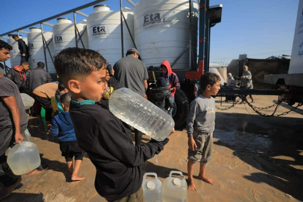 bantuan air bersih untuk gaza6 dompet dhuafa Seorang anak warga Gaza, Palestina meneguk air bersih yang disediakan oleh Dompet Dhuafa.