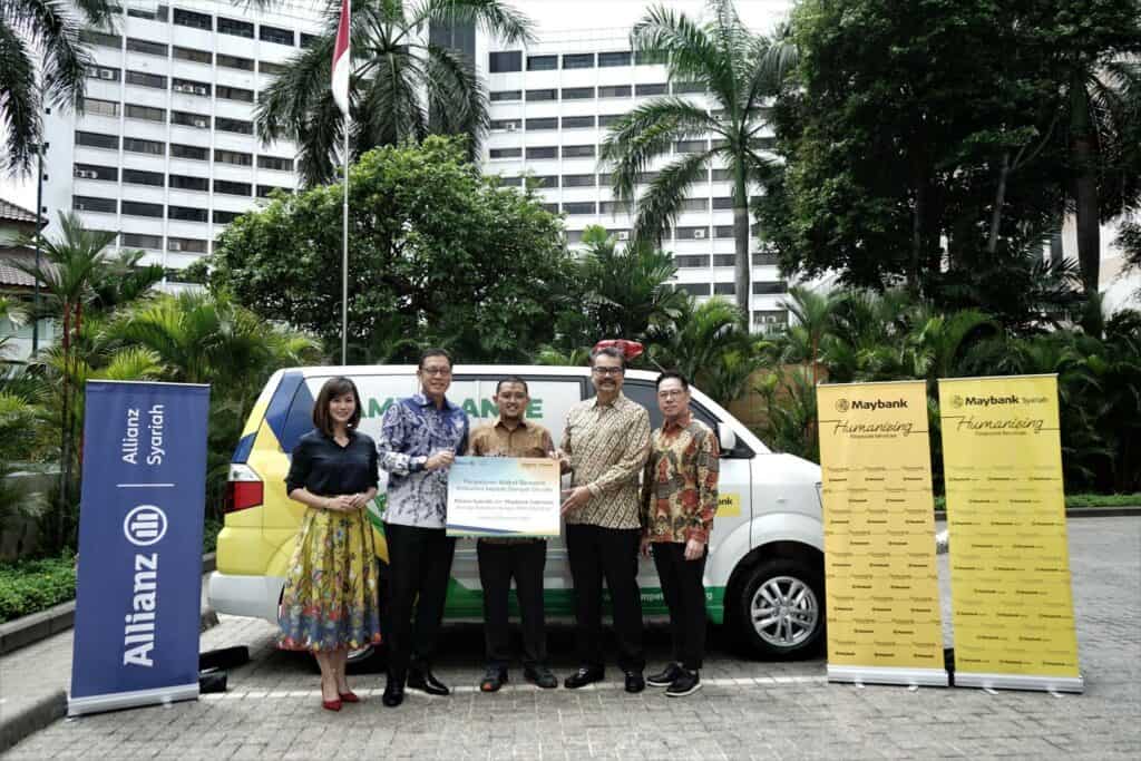 wakaf ambulans2 dompet dhuafa Simbolis serah-terima satu unit ambulans melalui program Wakaf Ambulans bersama kolaborasi Allianz Syariah dan Maybank Indonesia kepada Dompet Dhuafa, Jumat (29/11/2024) di Sentral Senayan, Jakarta Selatan.