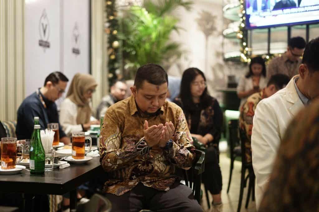 wakaf ambulans3 dompet dhuafa Prima Hadi Putra selaku Kepala Lembaga Pengembangan Investasi Wakaf (LPIW) Dompet Dhuafa dalam Simbolis serah-terima satu unit ambulans melalui program Wakaf Ambulans bersama kolaborasi Allianz Syariah dan Maybank Indonesia kepada Dompet Dhuafa, Jumat (29/11/2024) di Sentral Senayan, Jakarta Selatan.