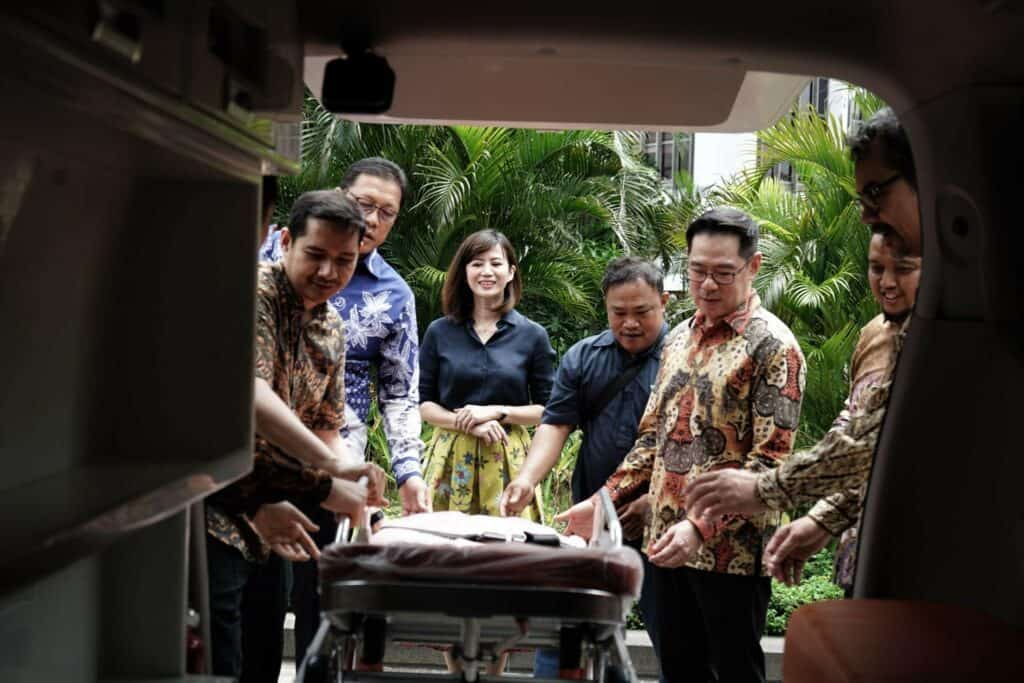 wakaf ambulans5 dompet dhuafa Simbolis serah-terima satu unit ambulans melalui program Wakaf Ambulans bersama kolaborasi Allianz Syariah dan Maybank Indonesia kepada Dompet Dhuafa, Jumat (29/11/2024) di Sentral Senayan, Jakarta Selatan.