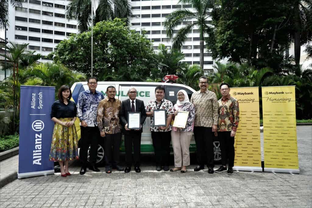 wakaf ambulans6 dompet dhuafa (Ki-ka) Jajaran management Allianz Indonesia, Dompet Dhuafa, dan Maybank Indonesia berfoto bersama di depan mobil ambulans dengan ketiga perwakilan nasabah yang melengkapi perlindungan asuransi jiwa syariahnya dengan fitur wakaf dalam simbolis serah-terima satu unit ambulans melalui program Wakaf Ambulans bersama kolaborasi Allianz Syariah dan Maybank Indonesia kepada Dompet Dhuafa, Jumat (29/11/2024) di Sentral Senayan, Jakarta Selatan.