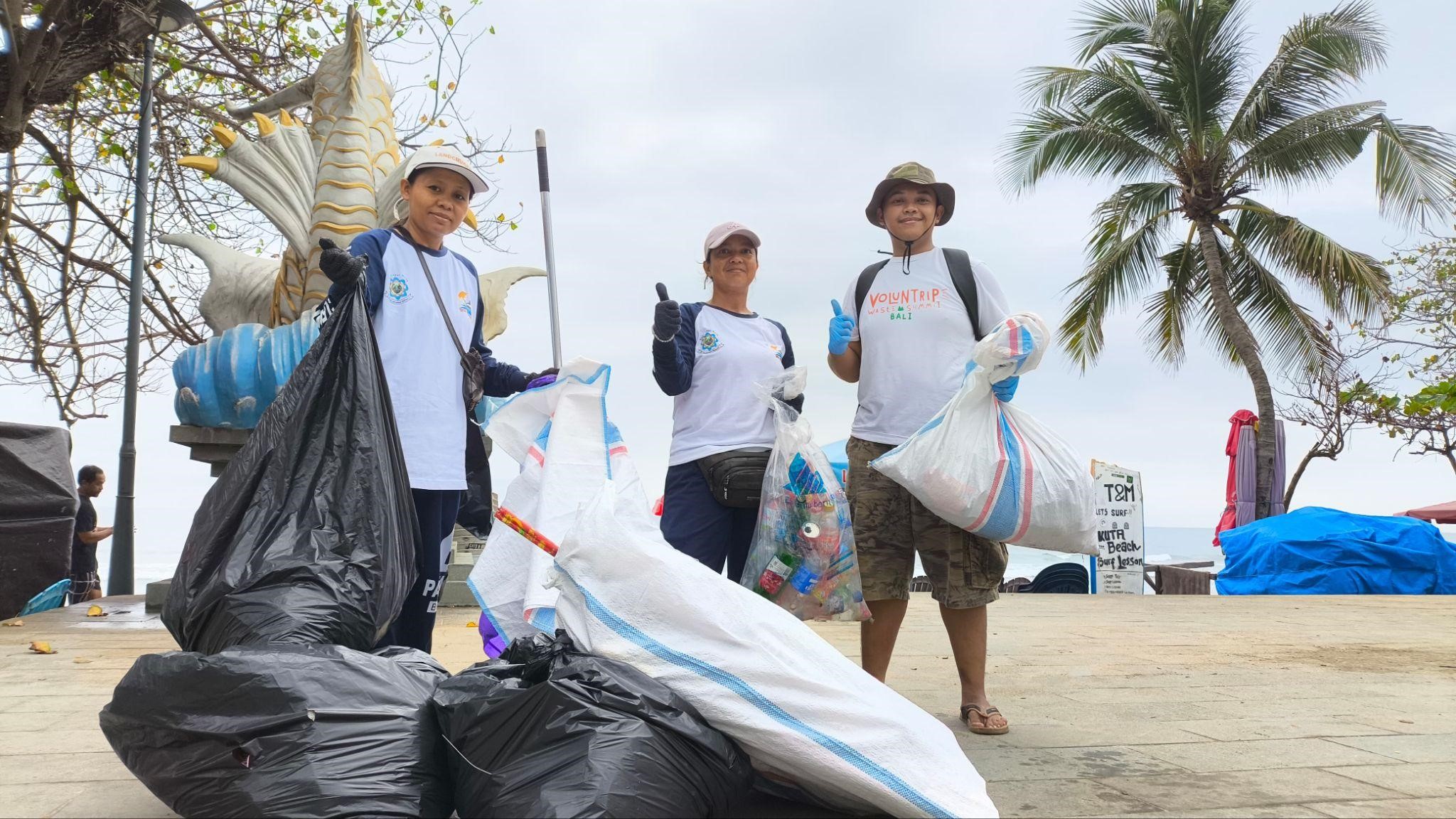 Relawan Dompet Dhuafa Bali Gelar Aksi Bersih Pantai Kuta, Bali Setelah Perayaan Malam Tahun Baru 2025 Pada Rabu (1/1/2025).