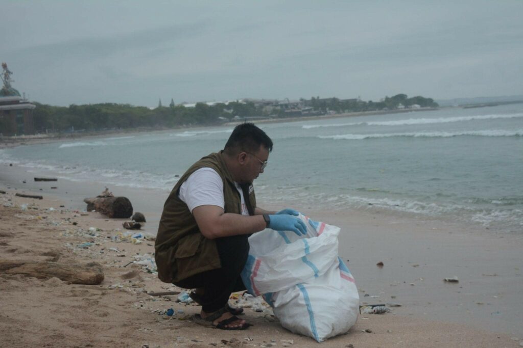 aksi bersih sampah di bali2 dompet dhuafa Relawan Dompet Dhuafa Bali Gelar Aksi Bersih Pantai Kuta, Bali Setelah Perayaan Malam Tahun Baru 2025 Pada Rabu (1/1/2025).