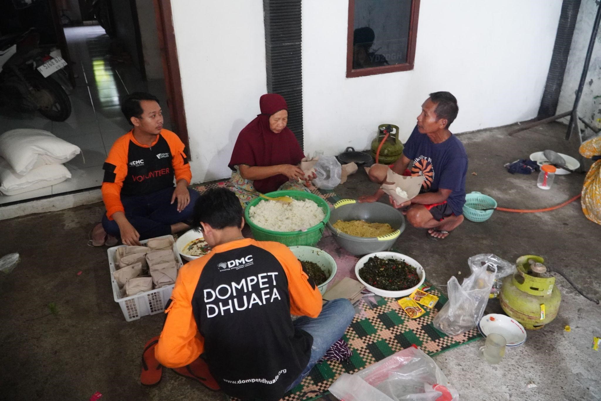 banjir kendal1 dompet dhuafa Gotong royong bersama warga, Dompet Dhuafa Jateng menyediakan ratusan makanan siap santap untuk para penyintas banjir Kendal, Rabu (22/01/2025).