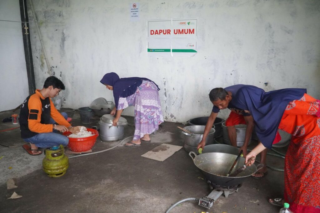 banjir kendal2 dompet dhuafa Gotong royong bersama warga, Dompet Dhuafa Jateng menyediakan ratusan makanan siap santap untuk para penyintas banjir Kendal, Rabu (22/01/2025).