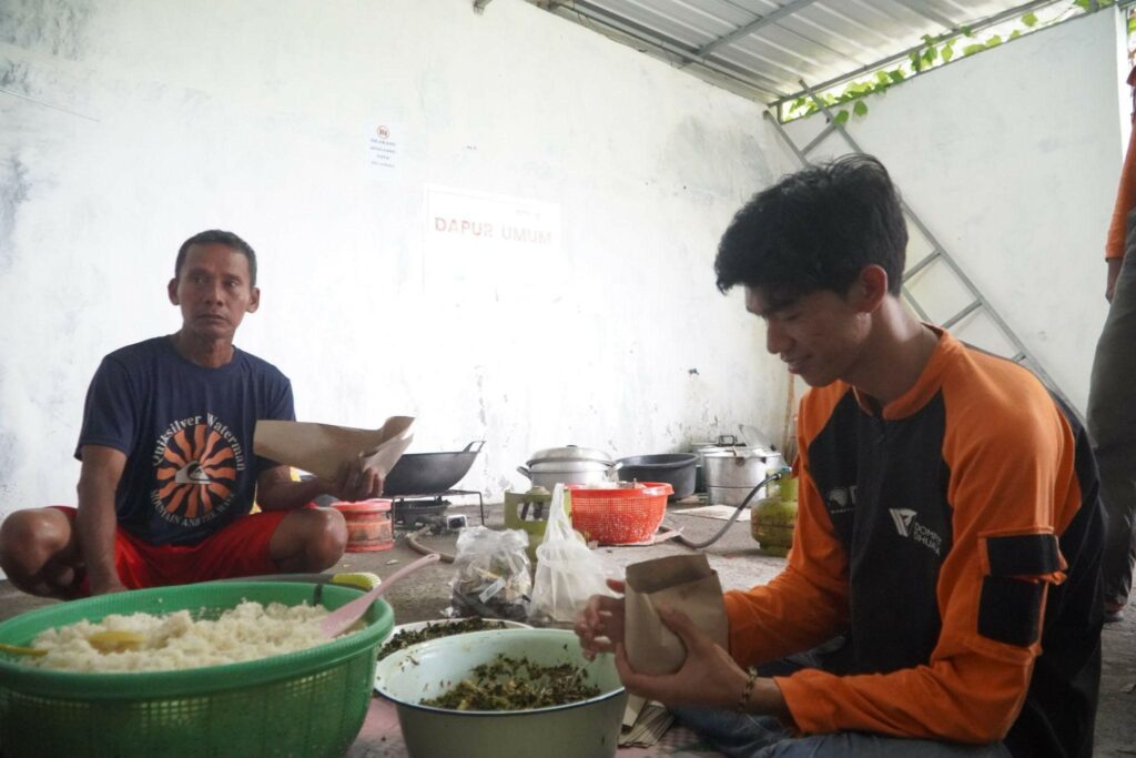 banjir kendal3 dompet dhuafa Gotong royong bersama warga, Dompet Dhuafa Jateng menyediakan ratusan makanan siap santap untuk para penyintas banjir Kendal, Rabu (22/01/2025)