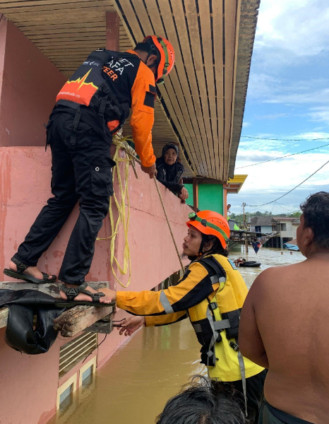 banjir di derit kalbar2 dompet dhuafa Tim relawan DMC Dompet Dhuafa bersama relawan lokal gabungan melakukan evakuasi.