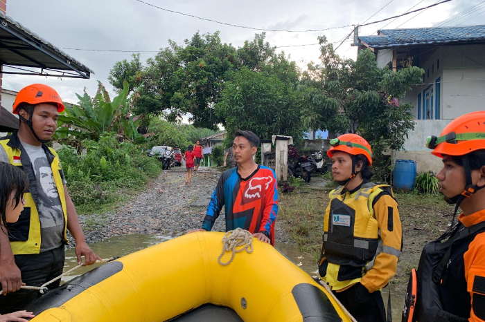 banjir di derit kalbar3 dompet dhuafa Tim relawan DMC Dompet Dhuafa bersama relawan lokal gabungan melakukan evakuasi.
