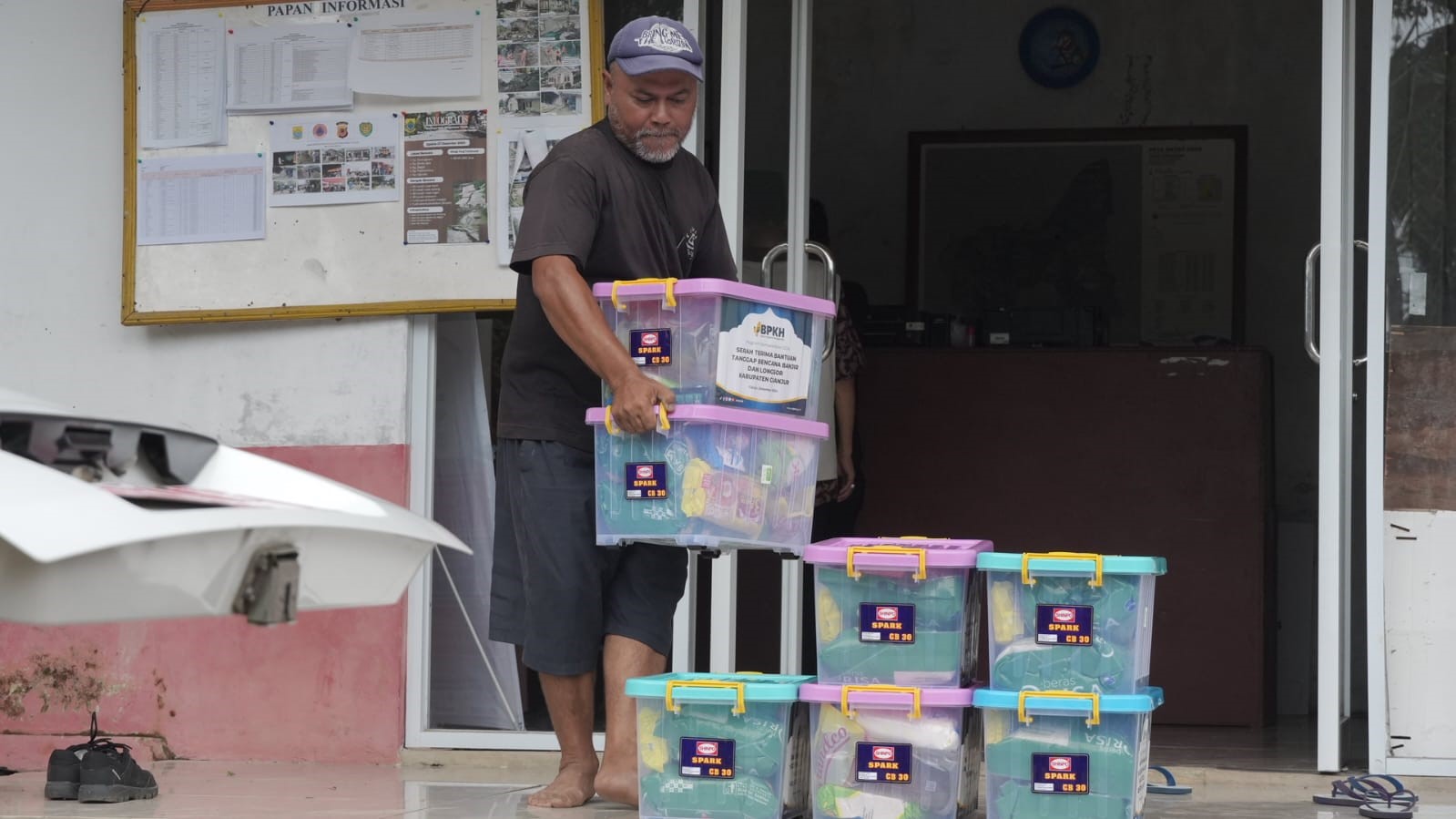 bantuan kemanusiaan untuk cianjur1 dompet dhuafa Warga penyintas bencana tanah bergerak di Kecamatan Kadupandak, Kabupaten Cianjur, menerima paket bantuan dari BPKH, Selasa (24/12/2024).