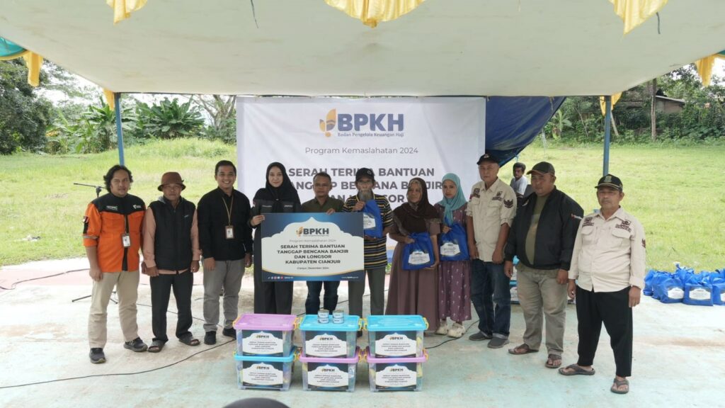 bantuan kemanusiaan untuk cianjur4 dompet dhuafa Simbolis penyerahan paket bantuan dari BPKH untuk warga penyintas bencana tanah bergerak di Kecamatan Kadupandak, Kabupaten Cianjur, Jawa Barat, Selasa (24/12/2024).