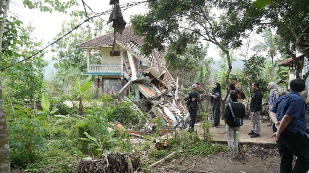 bantuan kemanusiaan untuk cianjur6 dompet dhuafa Kondisi salah satu rumah milik warga penyintas bencana tanah bergerak di Kecamatan Kadupandak, Kabupaten Cianjur, Jawa Barat.