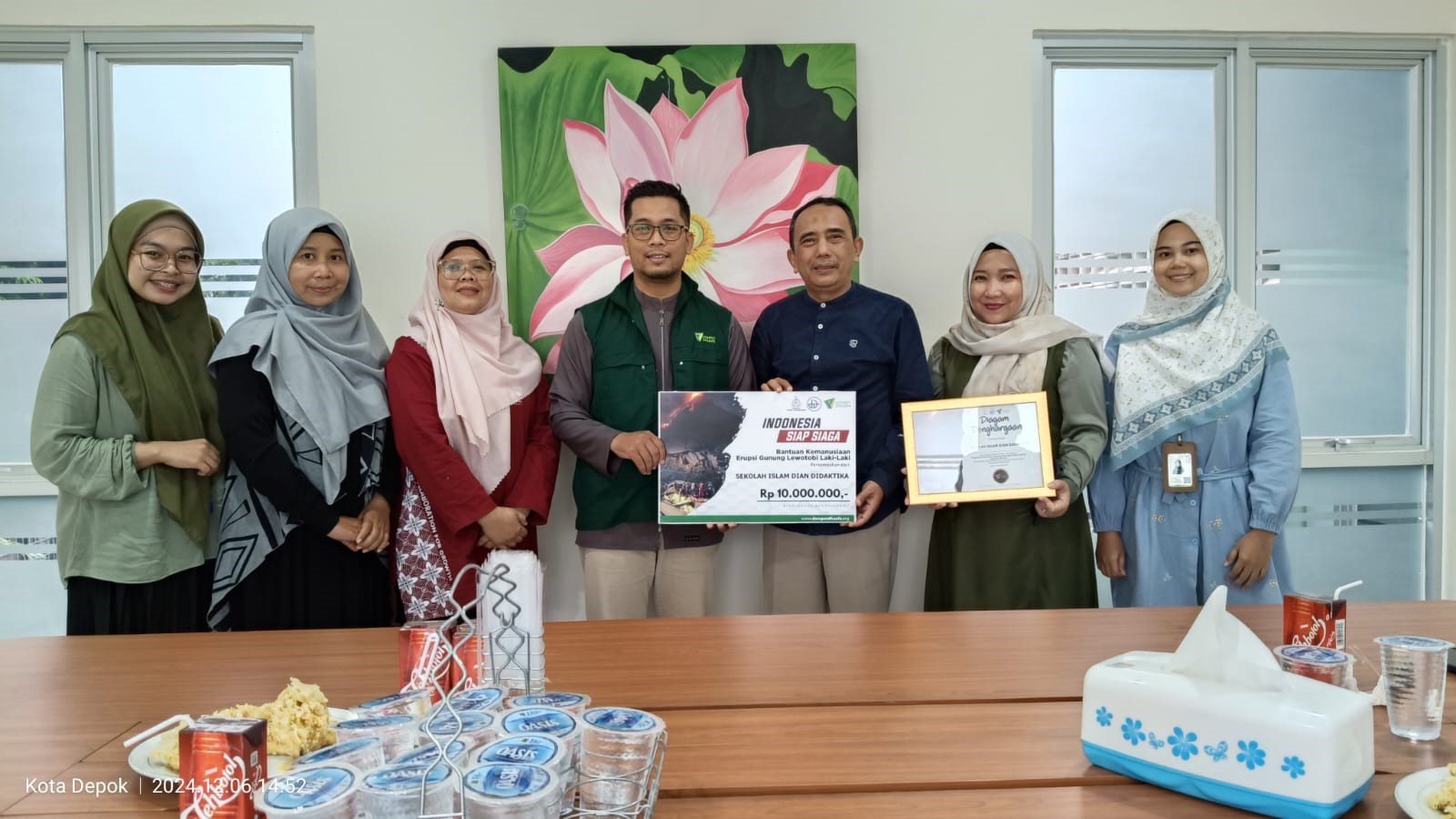 bantuan untuk penyintas erupsi gunung lewotobi lakilaki1 dompet dhuafa Sekolah Islam Dian Didaktika Depok menyerahkan bantuan bagi penyintas erupsi Gunung Lewotobi Laki-laki di NTT.
