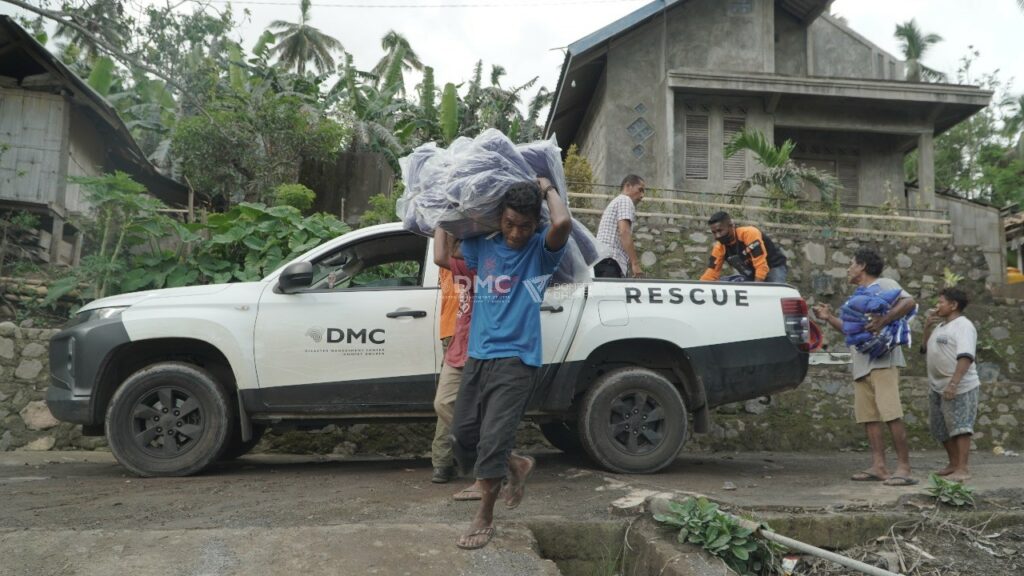 bantuan untuk penyintas erupsi gunung lewotobi lakilaki2 dompet dhuafa DMC Dompet Dhuafa kirimkan bantuan untuk penyintas erupsi Gunung Lewotobi Laki-Laki. Sebanyak 45 paket terpal, kasur, dan selimut diterima oleh 45 KK penyintas dengan total 180 jiwa penerima manfaat yang tersebar di posko pengungsian Desa Boru, Kecamatan Wulanggitang dan Desa Konga, Kecamatan Titehena, pada Sabtu (21/12/2024).