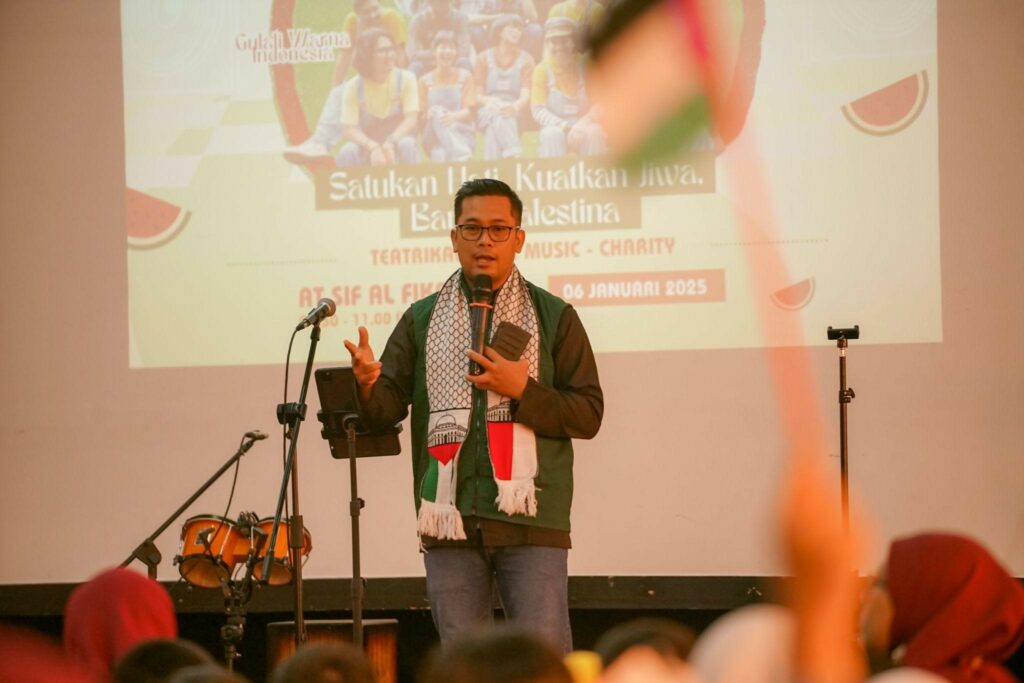 drama musikal persahabatan untuk palestina10 dompet dhuafa Yudha Andilla selaku Manager Retail Dompet Dhuafa memberikan sambutannya dalam aksi drama musikal untuk Palestina di SDIF Al Fikri Depok, Senin (6/1/2025).