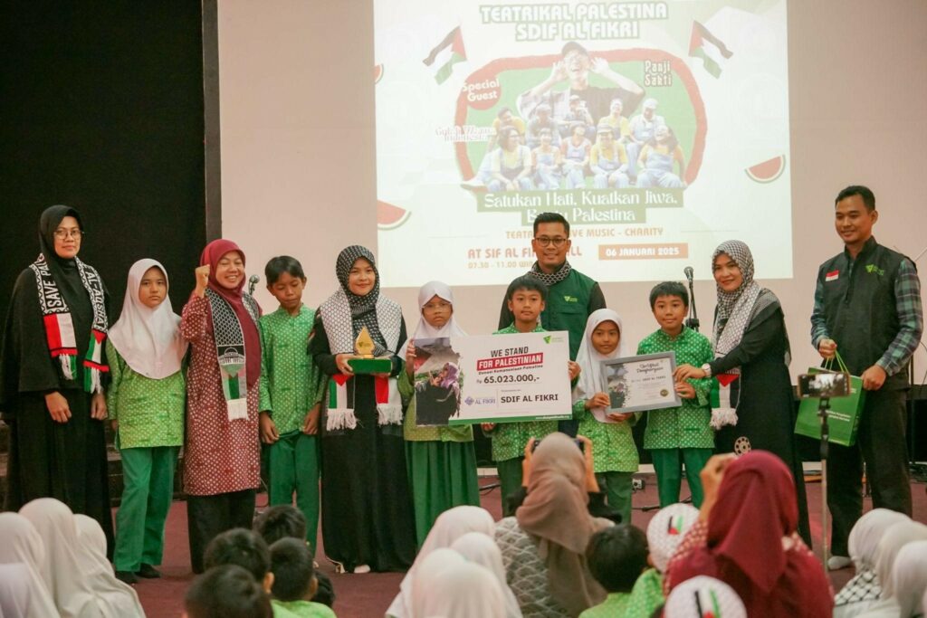 drama musikal persahabatan untuk palestina12 dompet dhuafa Simbolis serah terima donasi untuk Palestina dari SDIF Al Fikri Depok kepada Dompet Dhuafa dalam momen aksi drama musikal untuk Palestina di SDIF Al Fikri Depok, Senin (6/1/2025).
