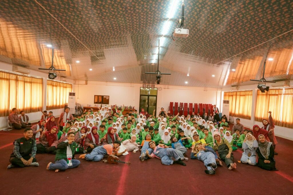 drama musikal persahabatan untuk palestina13 dompet dhuafa Foto bersama penyelenggara, bintang tamu bersama para peserta acara pasca kegiatan aksi drama musikal untuk Palestina di SDIF Al Fikri Depok, Senin (6/1/2025).