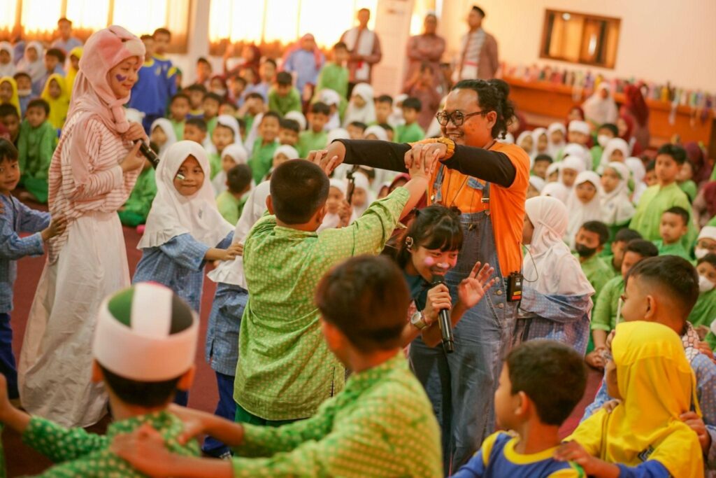 drama musikal persahabatan untuk palestina3 dompet dhuafa Antusias ratusan siswa SDIF Al Fikri Depok menyaksikan penampilan drama musikal dari Panji Sakti dan Gulali Warna Indonesia featuring Hawa di SDIF Al Fikri Depok, Senin (6/1/2025).