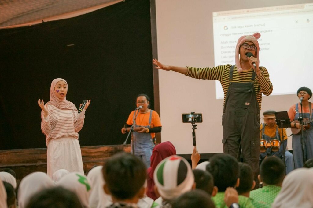 drama musikal persahabatan untuk palestina5 dompet dhuafa Panji Sakti, Hawa, dan Gulali Warna Indonesia menampilkan drama musikal di SDIF Al Fikri Depok, Senin (6/1/2025).
