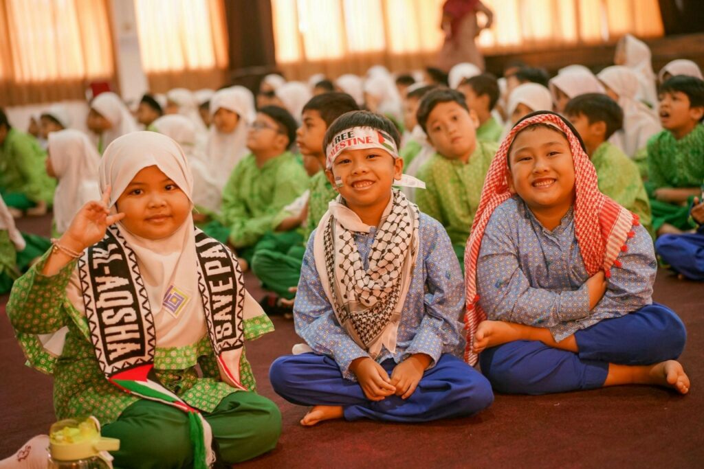 drama musikal persahabatan untuk palestina6 dompet dhuafa Antusias ratusan siswa SDIF Al Fikri Depok menyaksikan penampilan drama musikal dari Panji Sakti dan Gulali Warna Indonesia featuring Hawa di SDIF Al Fikri Depok, Senin (6/1/2025).